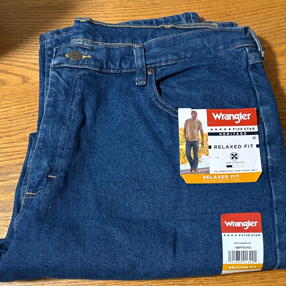 Men’s Wrangler Relaxed Fit Medium Blue Jeans 38x30 NWT